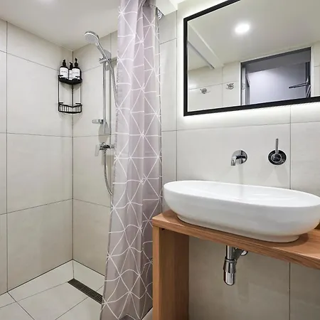 Хостел Nomad Boutique - Women Only, Self Check-in, Centre *